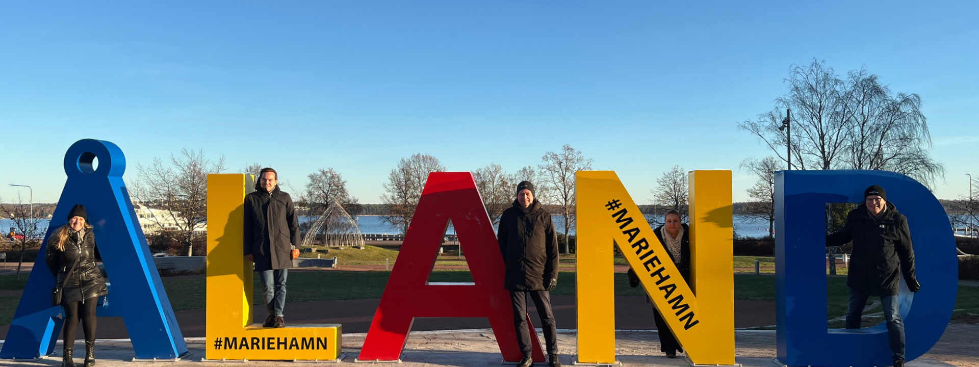 Personalen står vid texten Åland