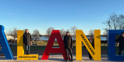 Personalen står vid texten Åland